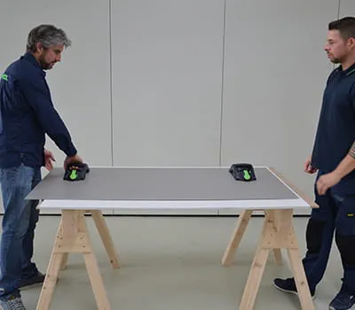 Lägg den stora plattan på ett lämpligt underlag