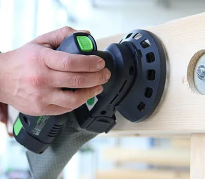 Montera de förberedda bjälkarna med överensstämmande hål