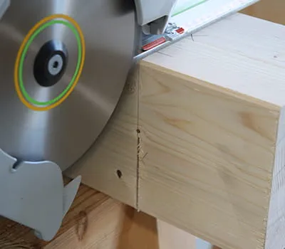 Vänd på stolpen och gör det andra snittet. 