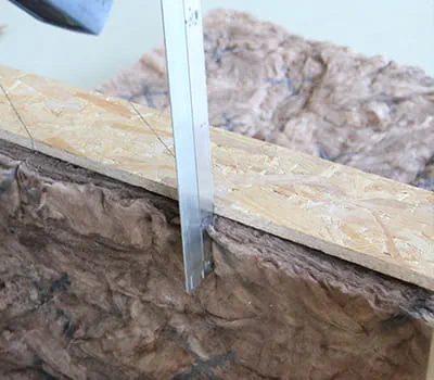 Lägga på mallarna och skära i isoleringsmaterialet