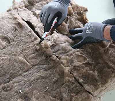 Överföra markeringarna till båda halvorna av isoleringsmaterialet