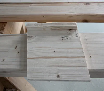 Markera balkarna för laxstjärtsfräsningen