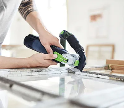 Ta ut fönsterrutan försiktigt om så behövs.