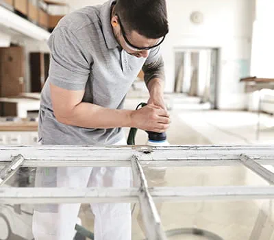 Ta bort gamla ytskikt på skadat ställe