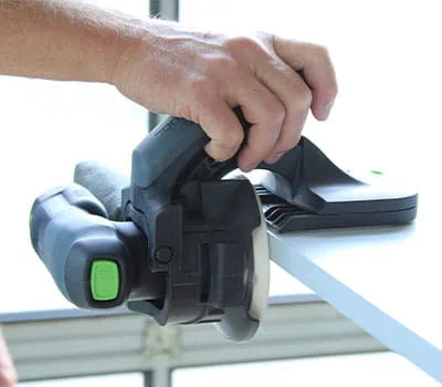 Föra kantslipen utmed kanten