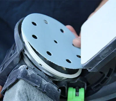 Fixera slippapper på slipplattan