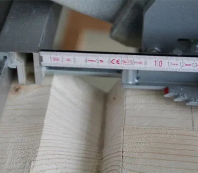 Ställa in parallellanslaget för sågning på snittsidan