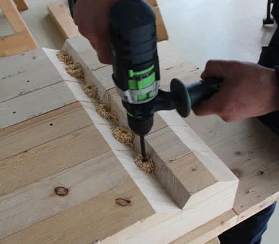 Borra för sparrfästet längst ner i spåret