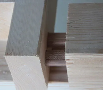 Förbindning mellan stolparna och ramen