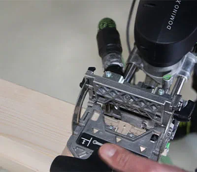 Förbindning mellan stolparna och ramen