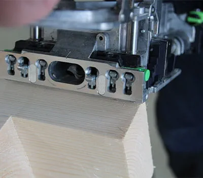 Förbindning mellan stolparna och ramen