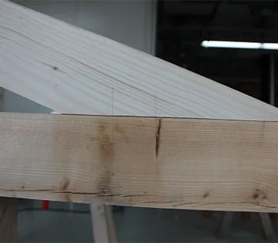 Förbindning mellan stagen och ramdelarna