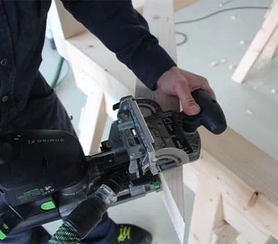 Förbindning mellan stagen och ramdelarna