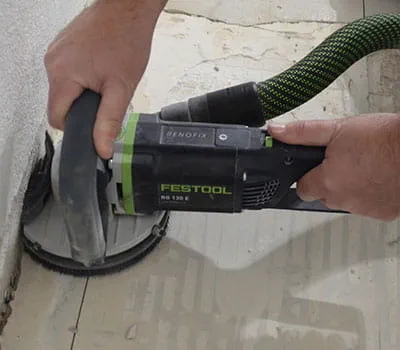 Ta bort fästmassan i kantområdet