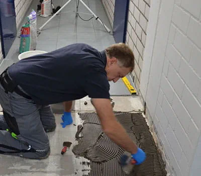 Lägga på och fördela fästmassa