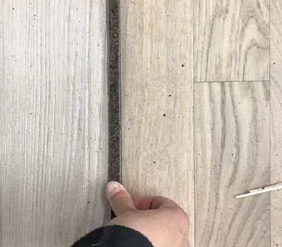 Lägg remsan på plats och tryck fast den