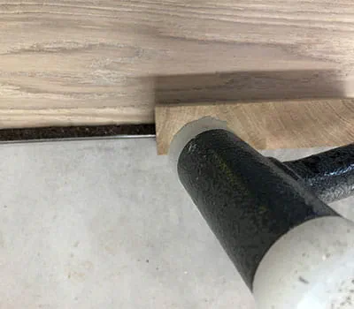 Knacka efter med en hammare