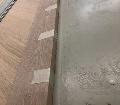 Sätta fast tejpremsor över hela längden