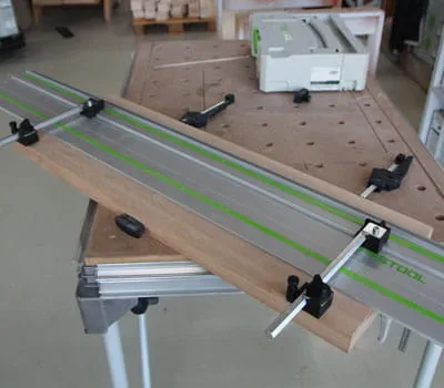 Parallelljustera styrskenan