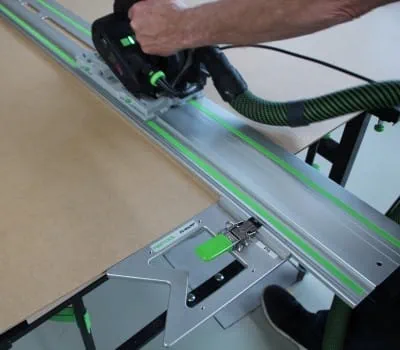 Såga till bakstycket