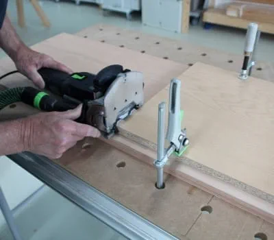 Förbinda skiljeväggen och underdelen