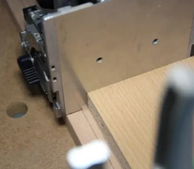 Förbinda underdelen/överdelen med skiljeväggen