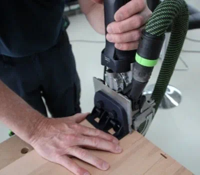 Förbinda underdelen/överdelen med sidorna