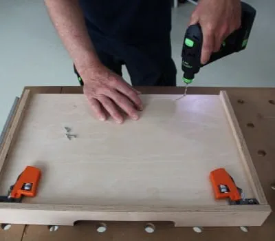 Skjuta in och fästa lådans botten