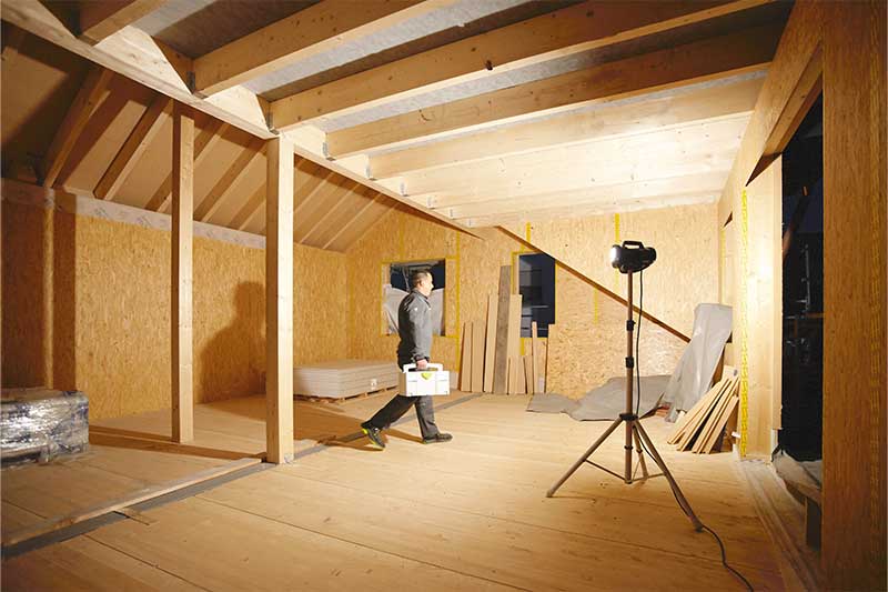 En Arbetsbelysning lyser upp ett fönsterlöst, mörkt rum