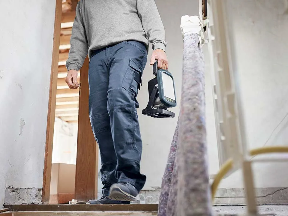 En hantverkare bär en Arbetsbelysning