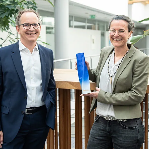 Barbara Austel och Sascha Menges med priset för ”Århundradets märke”