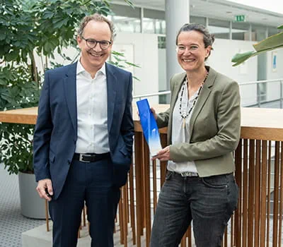 Barbara Austel och Sascha Menges med priset för ”Århundradets märke”