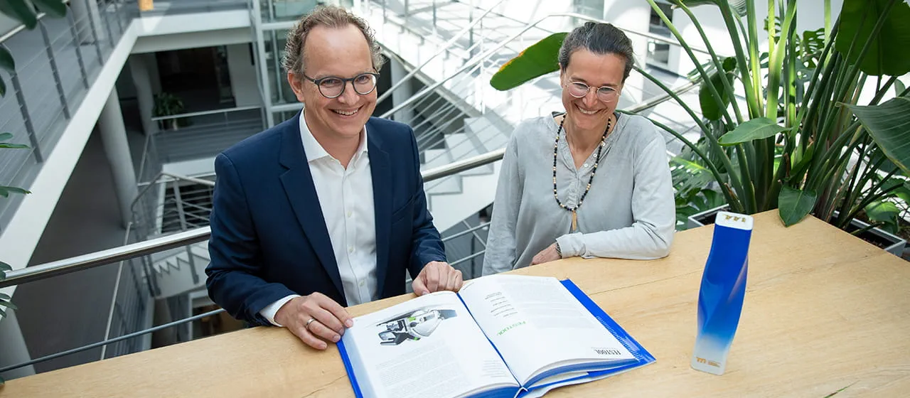 Barbara Austel och Sascha Menges med priset för ”Århundradets märke” och tillhörande bok.