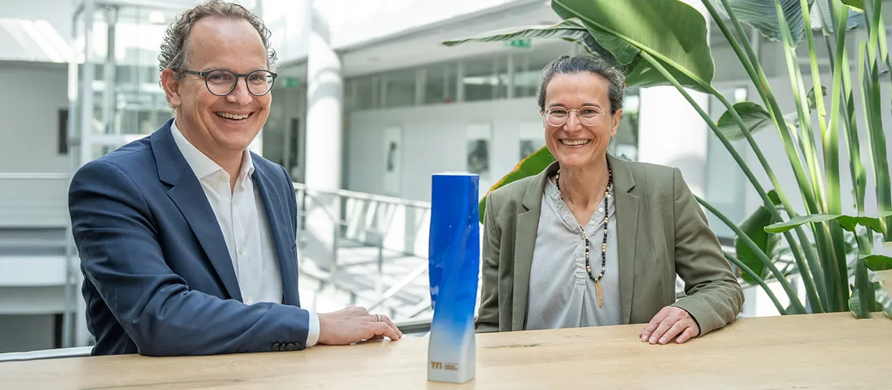 Barbara Austel och Sascha Menges med priset för ”Århundradets märke”