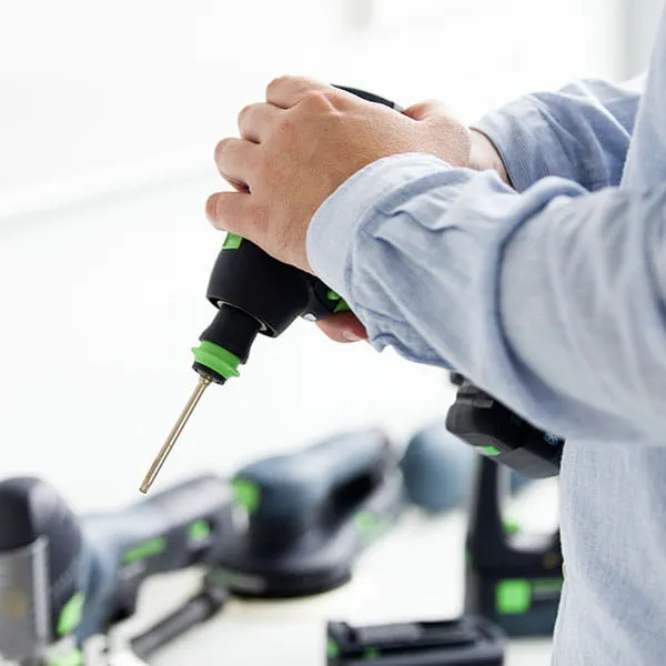 Produktdesignern testar formen och hanteringen av Festool-produkterna