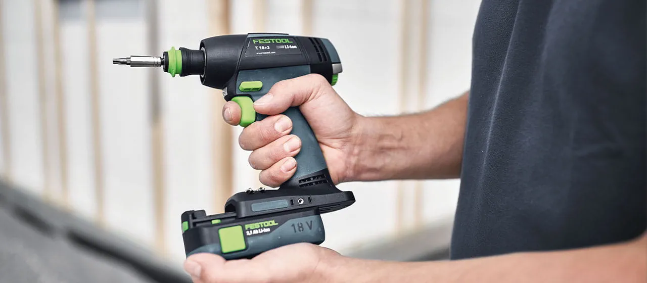Ansluta batteriet till verktyget.