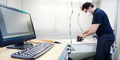 En batterislipmaskin från Festool testas i akustikkammaren.