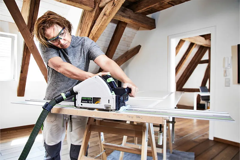 Såga dörrar - Golvläggare Nadja Körbel med Festool TSC 55