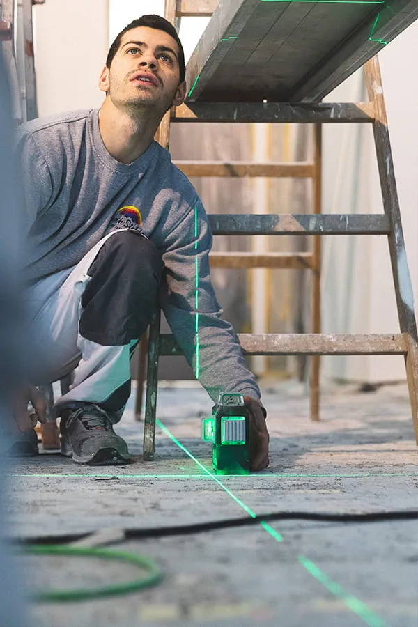 En laser med tvärgående linje garanterar en rak skärlinje