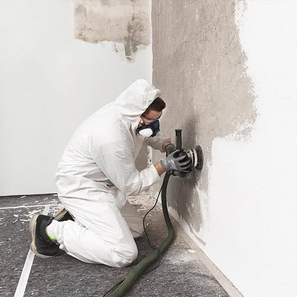 Ta bort ställen med skadad puts och gamla ytskikt med renoveringsfräsen eller betongslipen.