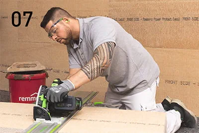 Såga till väggskivorna med Festool TSC 55 och styrskenan. Slipa vid behov bort utstickande fogar med ETS EC 150/5.