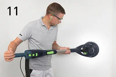 Slipa den spacklade väggen med Festools vägg- & takslip PLANEX LHS 2 225 och slippappret GRANAT NET P120-P180.