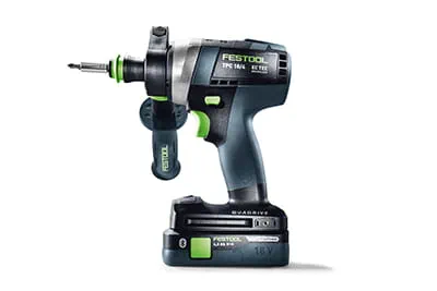 En fenomenal medhjälpare: den nya slagborr/skruvdragaren QUADRIVE TPC 18/4 från Festool – ute i fackhandeln sedan februari 2022.