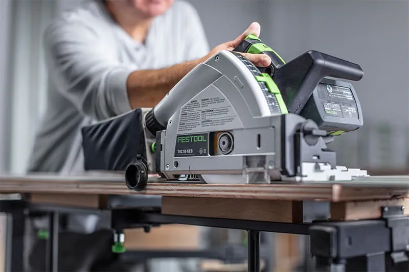 Festool-sänksågen TSC 55 K med ny sågklinga i användning