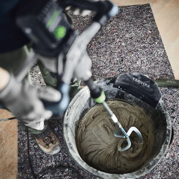 Nu är det slut på dammoln när du blandar: med MX-omrörarna och MX-utsuget på hinkens kant kan alla material röras och blandas helt dammfritt. Det blir både lungorna och ryggen glada för.