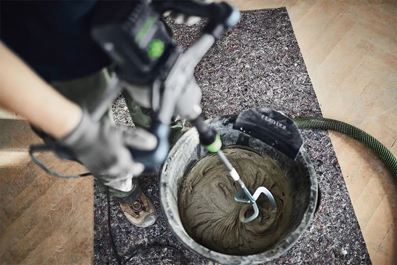 Nu är det slut på dammoln när du blandar: med MX-omrörarna och MX-utsuget på hinkens kant kan alla material röras och blandas helt dammfritt. Det blir både lungorna och ryggen glada för.