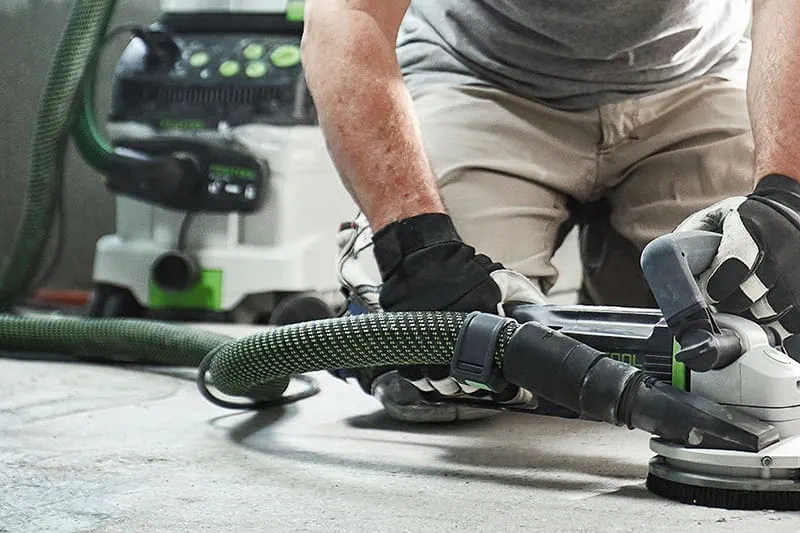 RENOFIX RG 130 renoveringsskivan gör det möjligt att snabbt avlägsna betong, avdragare och beläggningar på hårda underlag. 