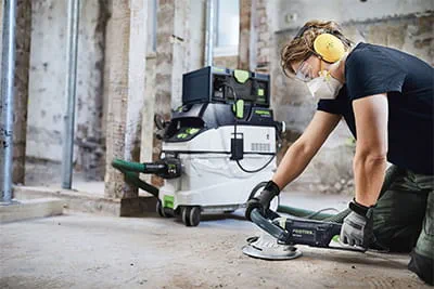 Nadja Körbel - golvläggare och Festool-utbildare ger praktiska tips för att förbereda golv: Snabbt avlägsnande av betong, avdragare och beläggningar på hårda underlag med RENOFIX RG 130-renoveringsslipmaskinen.