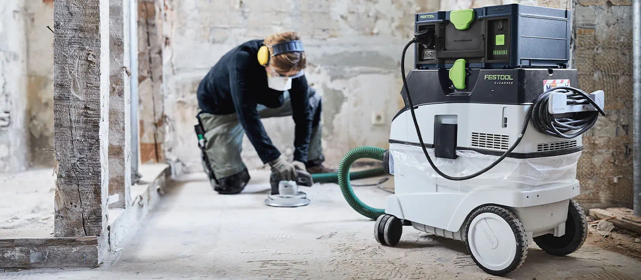 Nadja Körbel - golvläggare och Festool-utbildare ger praktiska tips för att förbereda golv: Snabbt avlägsnande av betong, avdragare och beläggningar på hårda underlag med RENOFIX RG 130-renoveringsslipmaskinen. 