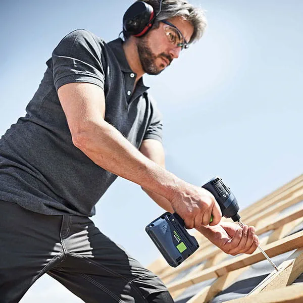 Festools batteridrivna slagskruvdragare TID 18 i arbete på byggarbetsplatsen